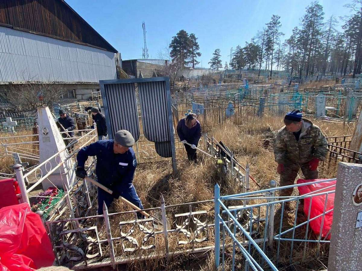 Могилы известных людей привели в порядок на Заудинском кладбище Улан-Удэ