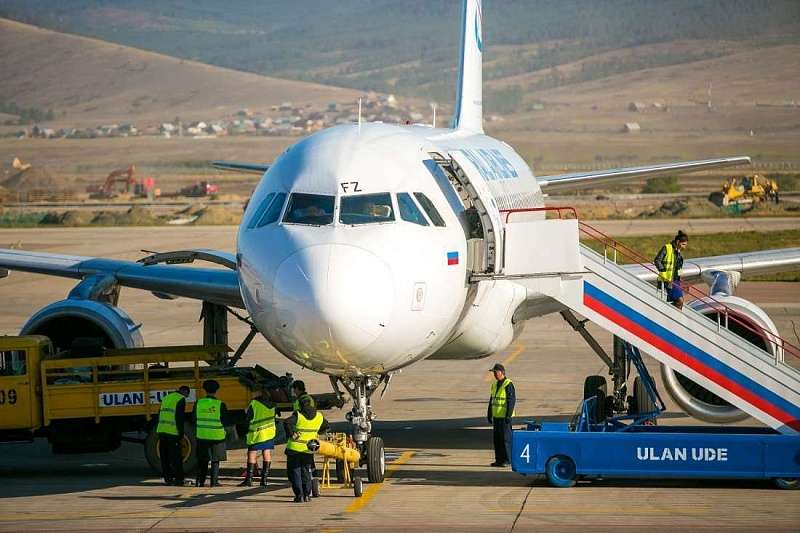 Улан удэ самолет. Аэродром Улан-Удэ. Аэропорт Улан-Удэ самолеты. Байкал авиа Улан Удэ. Uiuu аэропорт.